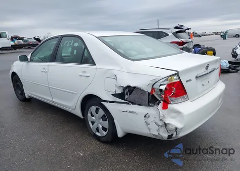 2005 Toyota Camry Le z USA, uszkodzony, nr VIN 4T1BE32K25U563900